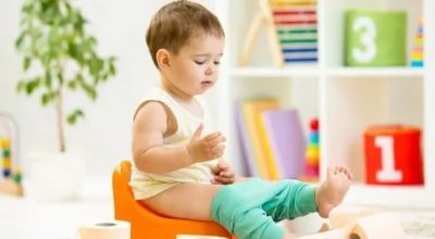 Как правильно научить ребенка садиться на горшок