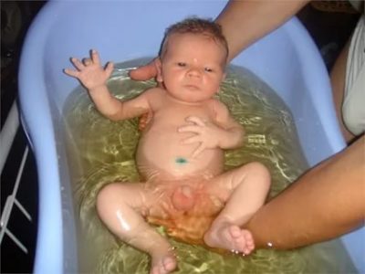 Сколько по времени можно купать новорожденного