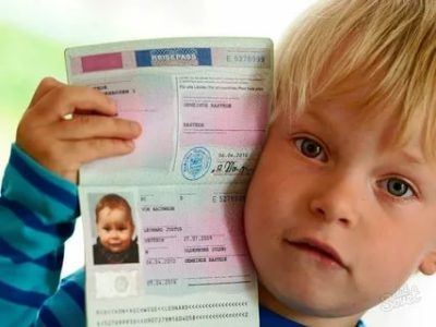 Нужно ли вписывать ребенка в свой загранпаспорт