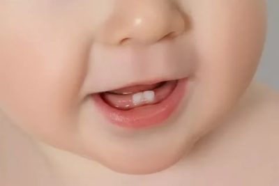 Когда у малыша появляется первый зуб