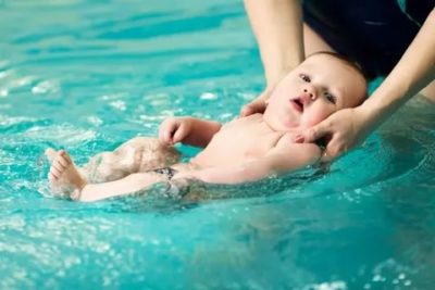 Как научить малыша плавать в ванной
