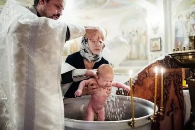 Кто держит на руках девочку во время крещения