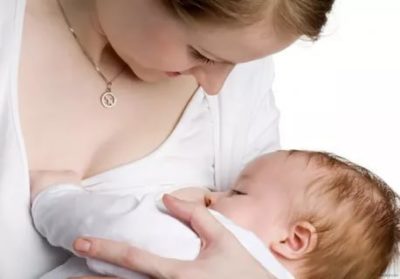 Нужно ли мыть грудь перед кормлением ребенка