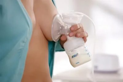 Нужно ли сцеживать молоко перед кормлением ребенка
