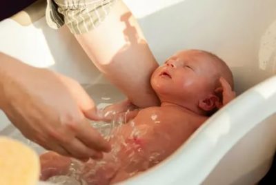 Когда можно купать новорожденного ребенка