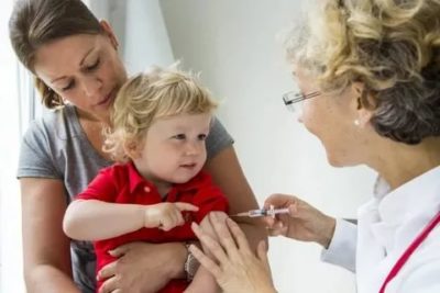 Можно ли гулять если у ребенка температура после прививки