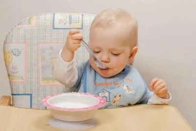 Как приучить малыша кушать ложкой