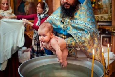 В каком возрасте лучше крестить ребенка