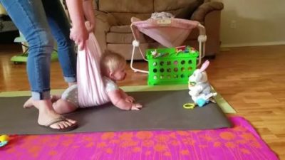 Как научить ребенка ползать и сидеть