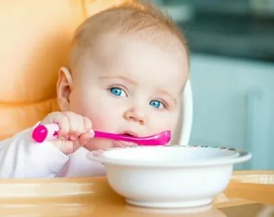 Как приучить малыша кушать ложкой