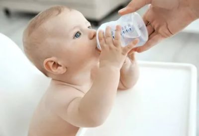 Когда ребенку можно давать бутилированную воду