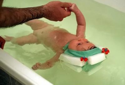 Как научить малыша плавать в ванной