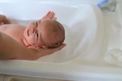 Когда первый раз купать новорожденного
